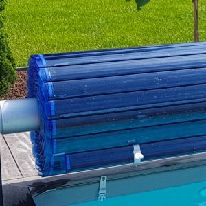 Lames de remplacement en Polycarbonate coloris bleu transparent fond noir pour volet de piscine
