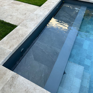 Dalles de grès cérame  - Caillebotis volet immergé piscine