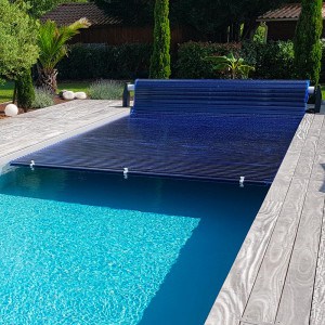 Volet piscine hors-sol automatique Silver Roll lames polycarbonate bleu transparent fond noir