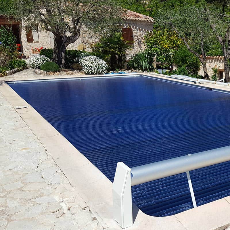 Lames de remplacement en Polycarbonate coloris bleu transparent fond noir pour volet de piscine