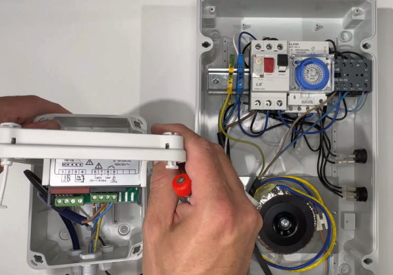 Vue intérieure raccordement coffret hors-gel piscine