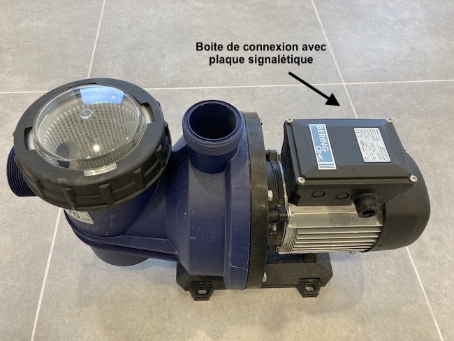 Pompe de filtration avec plaque signalétique sur coffret