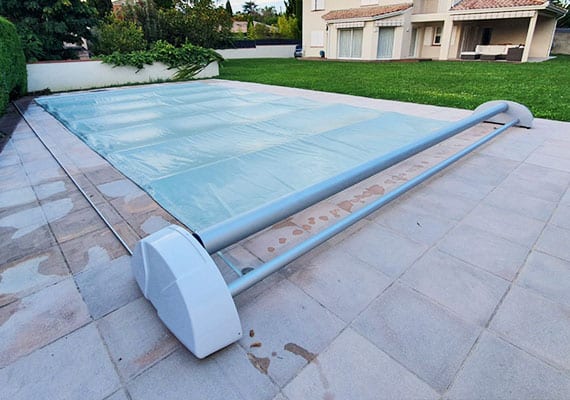 Couverture sécurité motorisée pour piscine Eden forme haricot