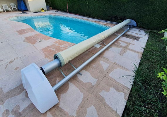 Couverture de sécurité motorisée pour piscine Eden piscine forme libre