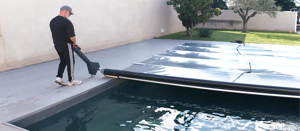 La manivelle motorisée Rolling up vous permet d'enrouler votre bâche à barres piscine en moins d'une minute