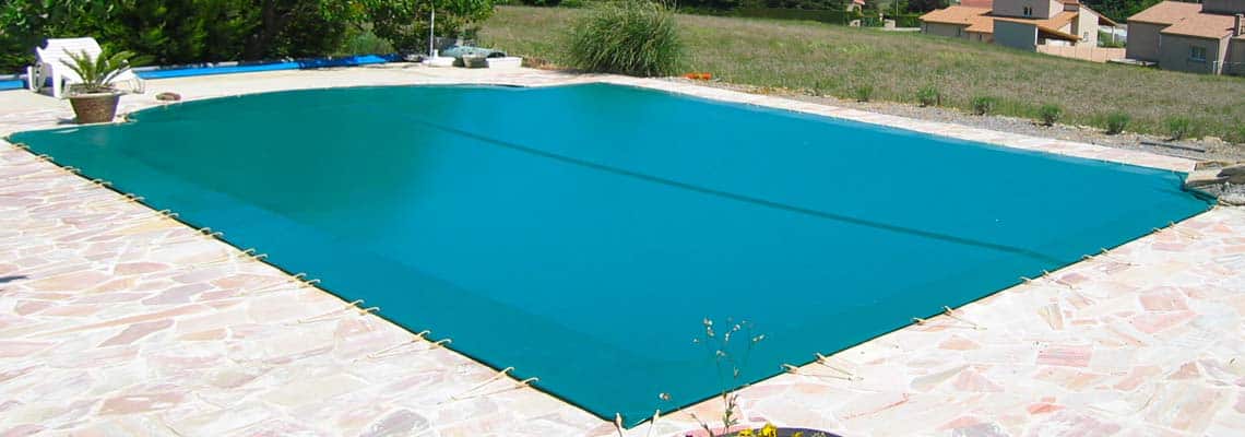 Couverture d'hivernage opaque pour piscine Sécuritis conforme à la norme NF P 90-308.