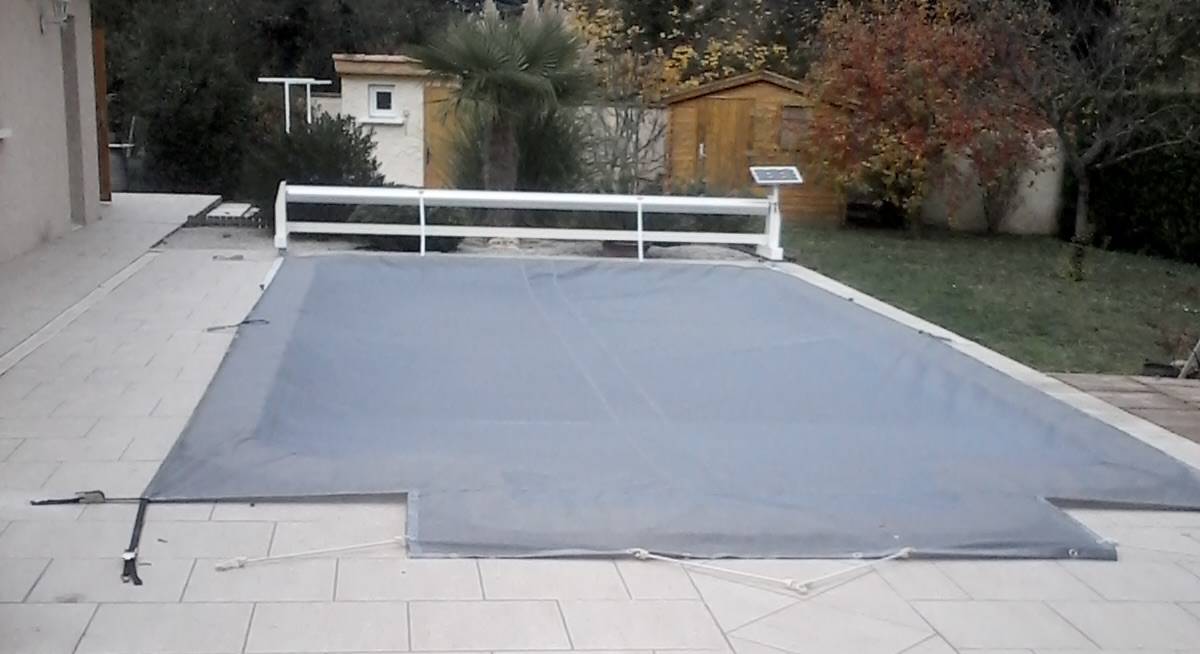 Couverture de protection pour volet de piscine