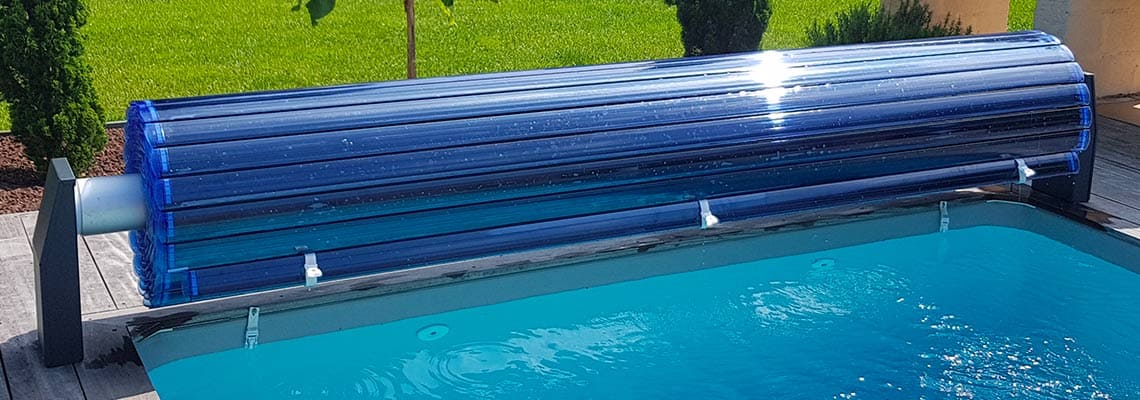 Volet piscine avec lames polycarbonate bleu transparent fond noir