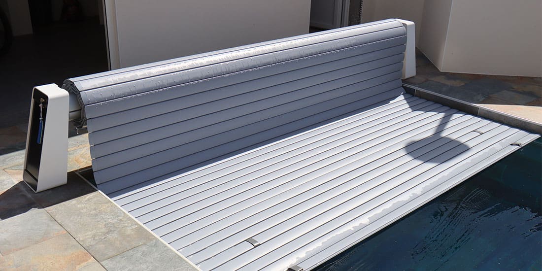 Couverture automatique pour piscine à énergie solaire Bellasun