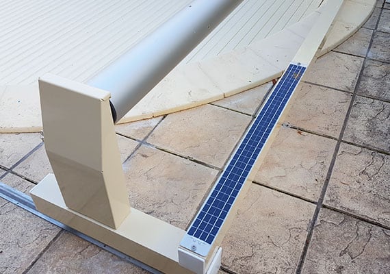 Alimentation panneau solaire volet piscine mobile Mouv & roll