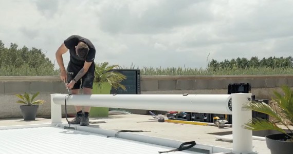 Fixation des sangles de liaison des lames du volet piscine