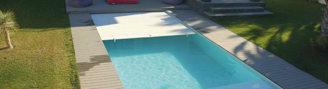 discretion et élégance avec le volet immergé pour piscine Roussillon