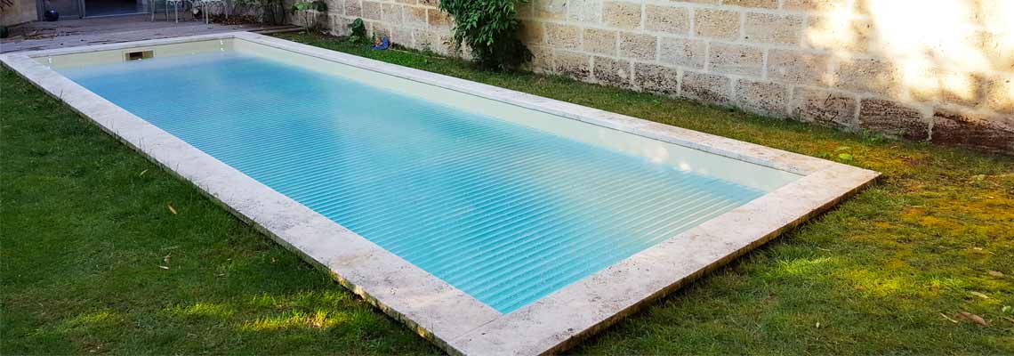 Volet roulant caillebotis immergé pour piscine Subwater Total conforme à la norme NF P 90-308