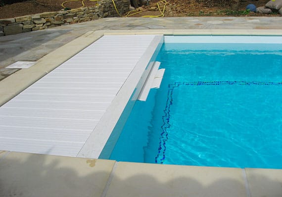 Caillebotis PVC volet immergé piscine