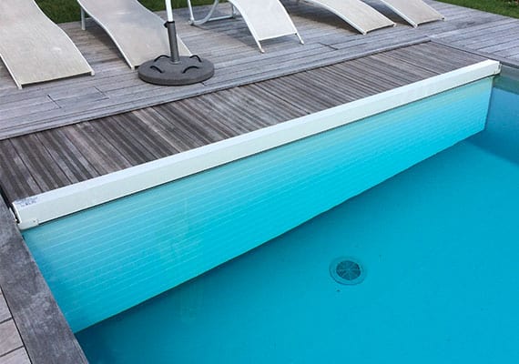 Cloison PVC sur rails volet immergé piscine