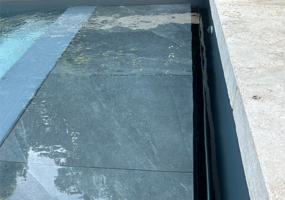 Caillebotis grès cérame pour volet immergé piscine.