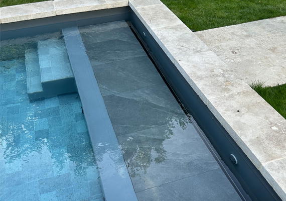 Caillebotis grès cérame pour volet immergé piscine.