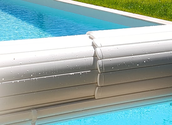 Lames de volet piscine en PVC blanc enroulé sur axe aluminium