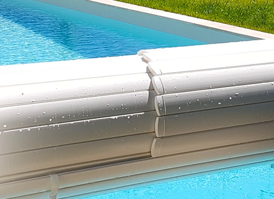 Lames de volet piscine en PVC blanc enroulé sur axe aluminium