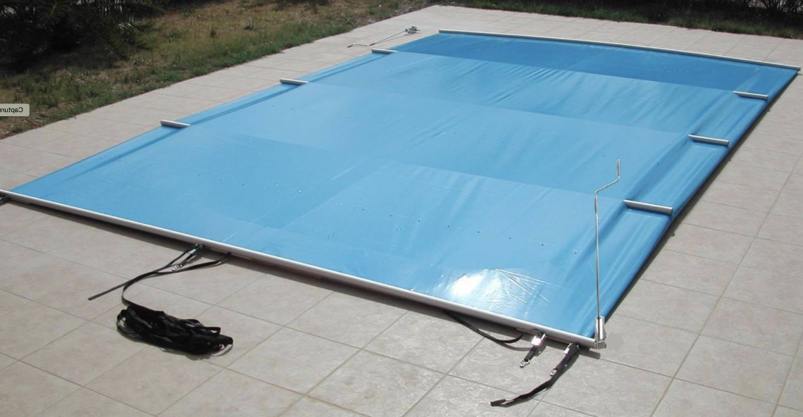 Comment fixer une bâche à barres à sa piscine ?