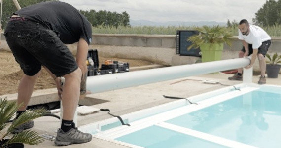 Comment installer soi-même un volet roulant hors sol pour sa piscine ?