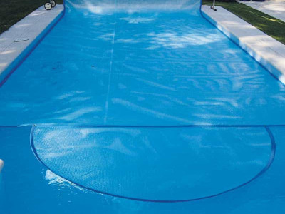 Comment poser une bâche à bulles sur sa piscine ?