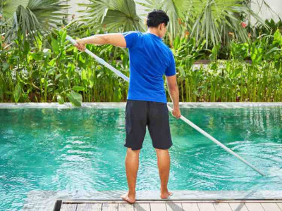 Comment nettoyer le fond d'une piscine sans aspirateur automatique ?